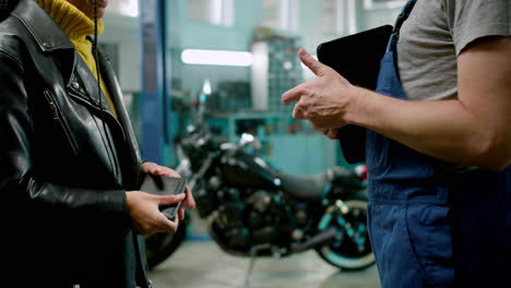 Man-and-woman-talking-at-the-garage