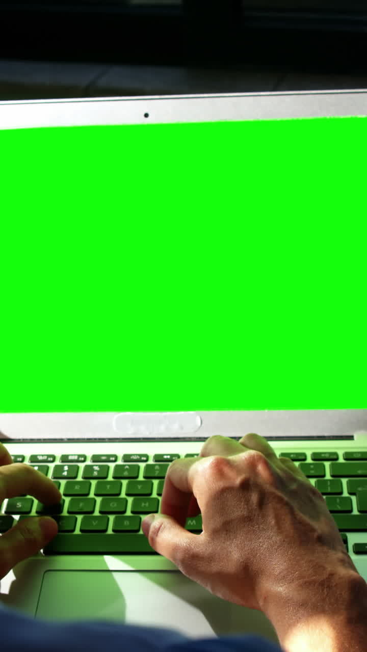 mujer de negocios usando una computadora portátil con una taza de café en la mesa