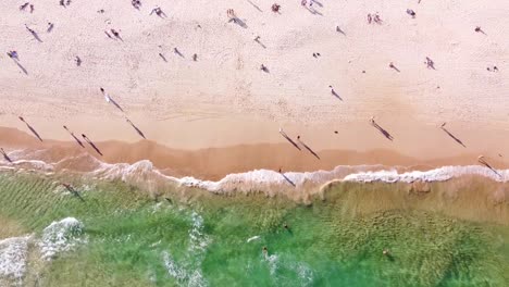 vista aérea de drones de personas caminando por la famosa playa de bondi en sydney, australia