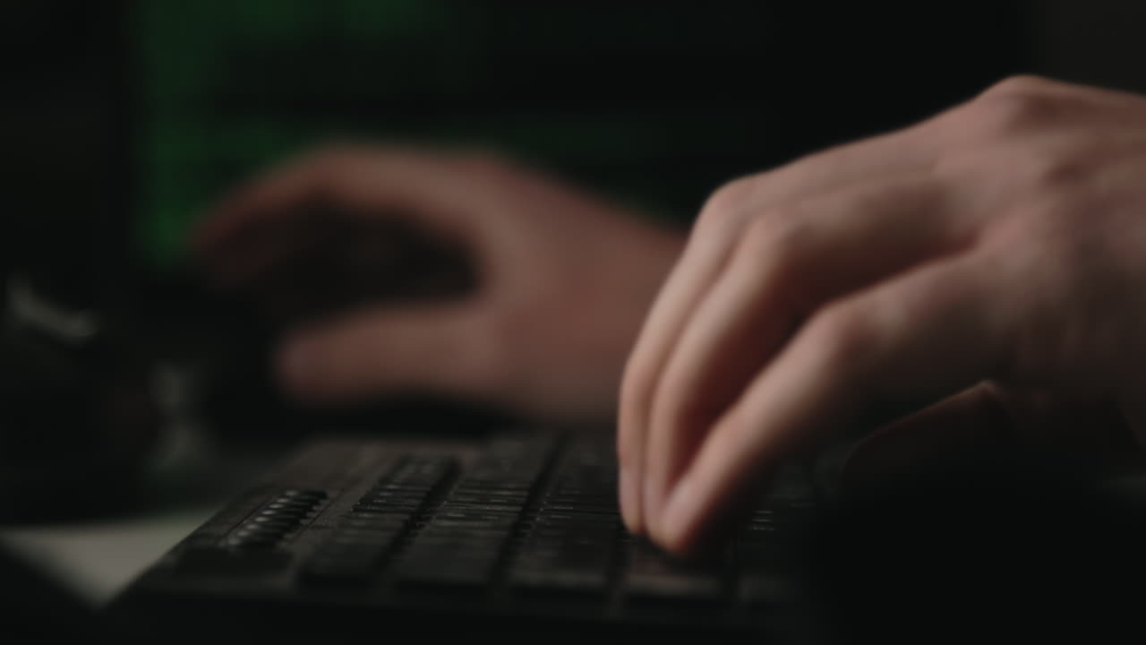 해커는 키보드에서 키를 입력하고 있습니다.