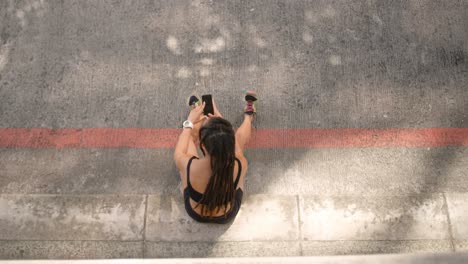 vista de alto ángulo de mujer afroamericana usando teléfono móvil en la ciudad 4k