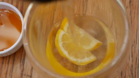 agua de miel y limón casera