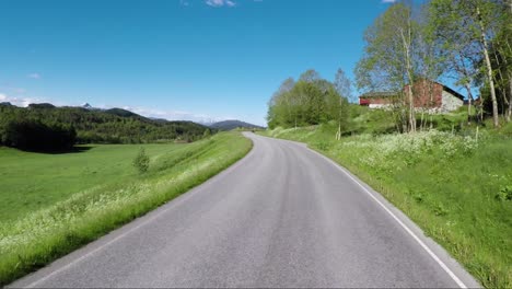 Conducir-Un-Coche-En-Una-Carretera-En-Noruega