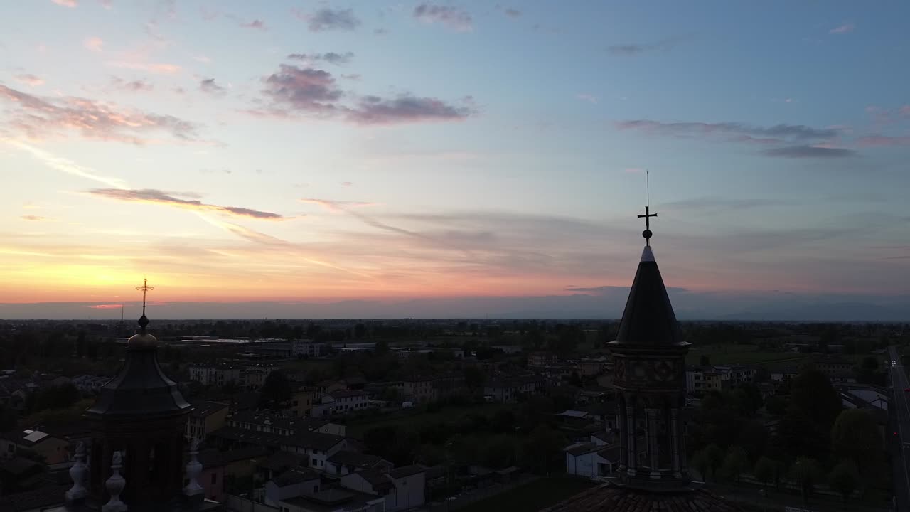 закат солнца в италии и крема являются лучшими с видом на дрона с открытыми руками