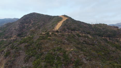 Drohne-Zoomt-An-Bewölkten-Tagen-Aus-Dem-Berggipfel-Der-Insel-Catalina-Und-Dem-Hang-Heraus