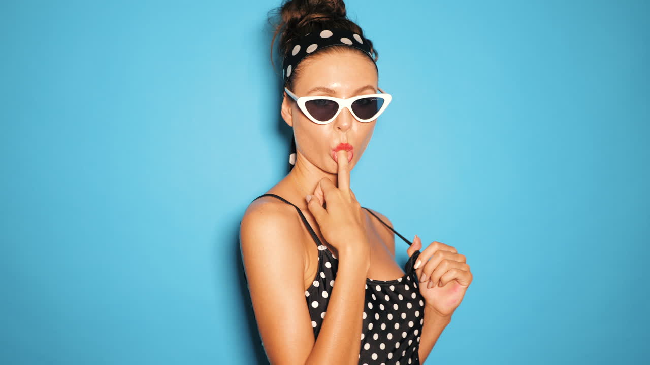 mujer en traje de baño retro y gafas de sol