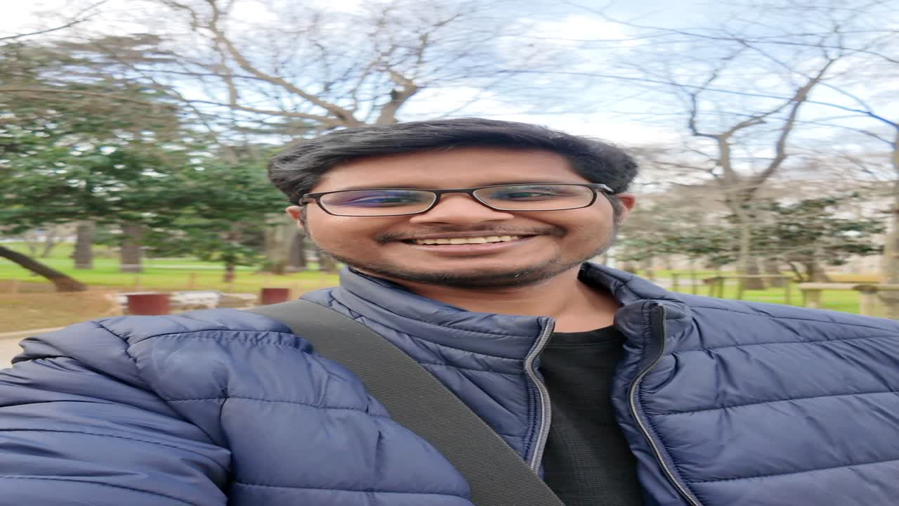 hombre sonriendo en un parque