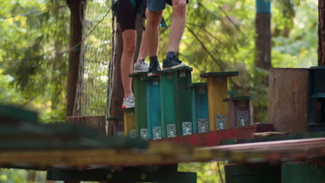 gente en el campamento de aventuras