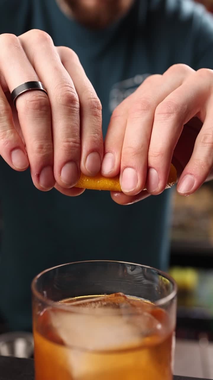 Fazendo um coquetel com casca de laranja