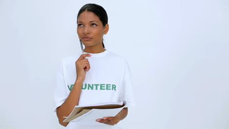 Mujer-Voluntaria-Pensando-Y-Escribiendo-En-Un-Cuaderno