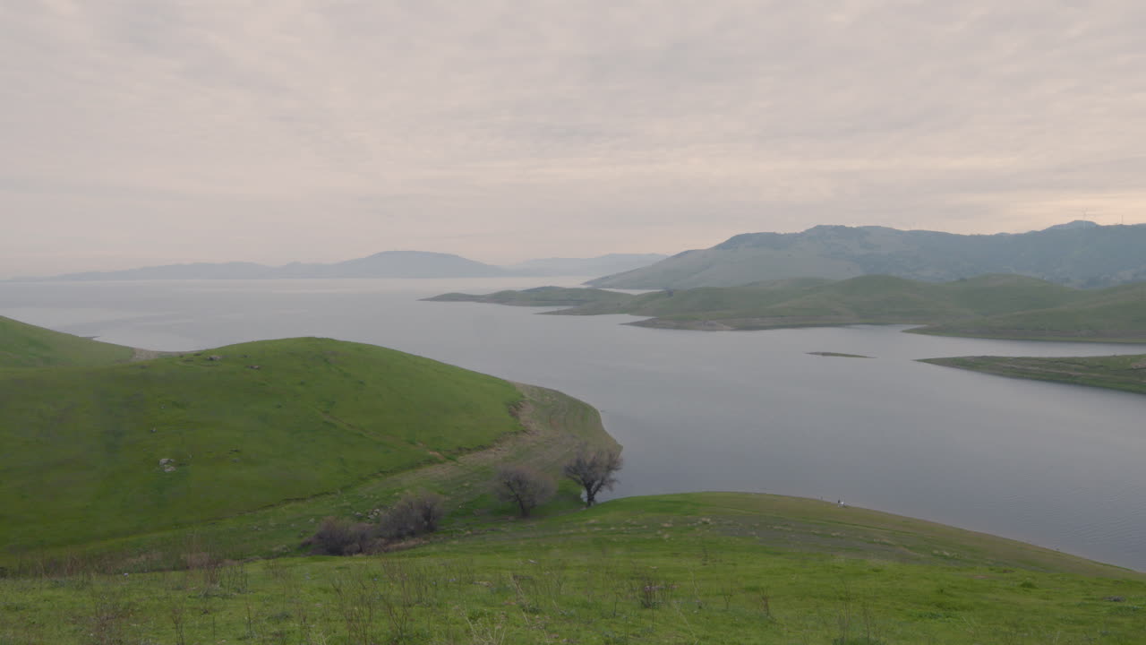 샌프란시스코 캘리포니아 골든 게이트 국립휴양지 옆에 위치한 푸른 풀밭으로 둘러싸인 태평양의 시간 경과