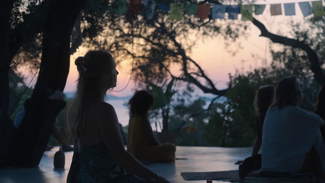 arillas, corfu에서 일출 명상하는 사람들의 그룹의 손에 들고 실루엣 샷