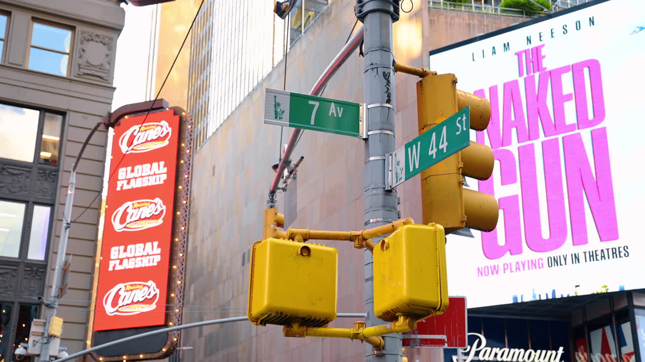Nueva York (EE. UU.), 1 de agosto de 2025: señales de las calles 7th Avenue y West 44th Street en Manhattan, Nueva York. Primer plano de las señales de las calles que muestran la intersección de 7th Avenue y West 44th Street en Manhattan, cerca de Times Square.
