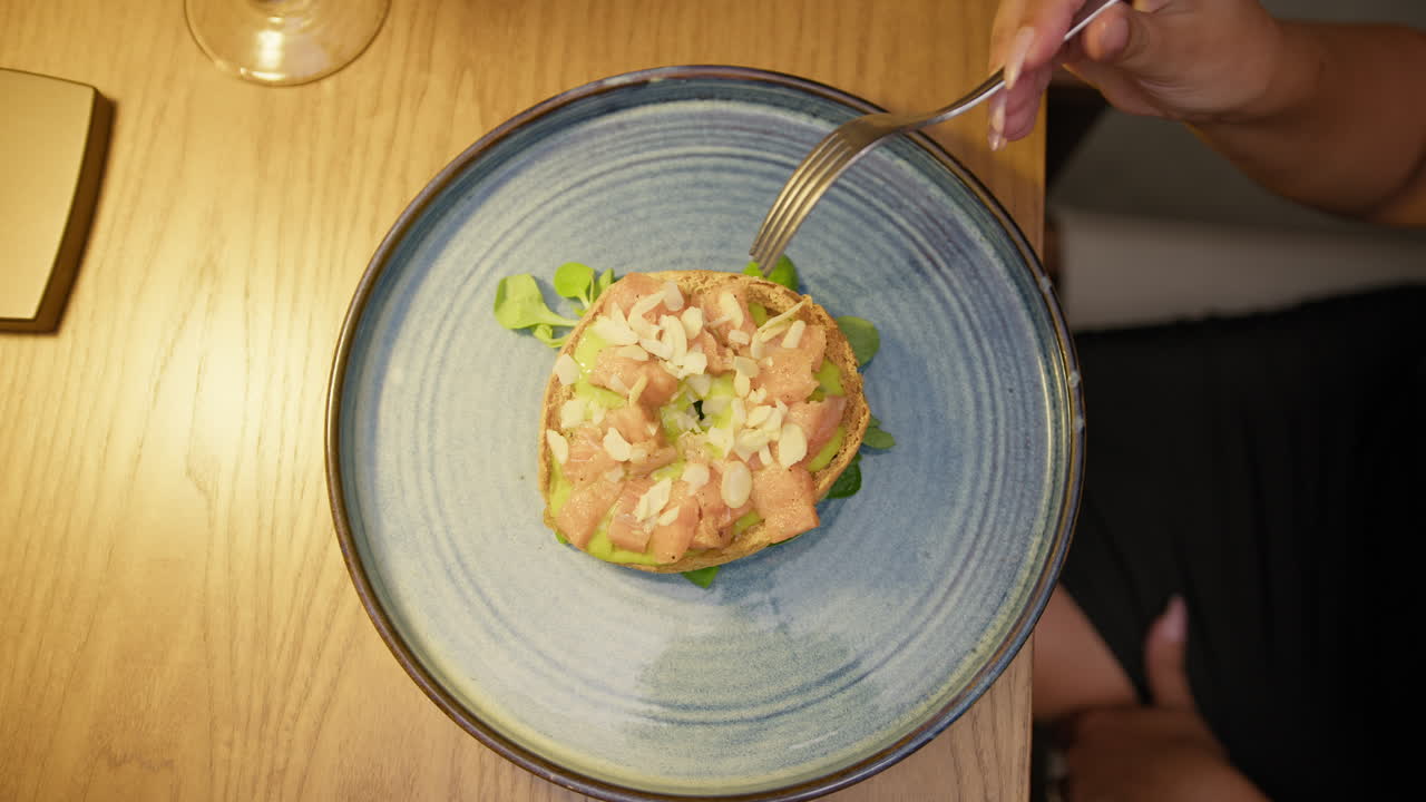 Perfetta bruschetta italiana rotonda con pesce al ristorante