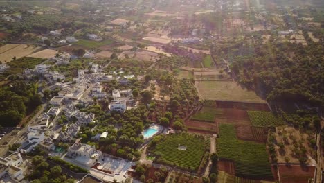 Toma-Panorámica-Por-Drones-De-La-Campiña-Italiana-Con-Un-Pequeño-Pueblo-Durante-Una-Puesta-De-Sol