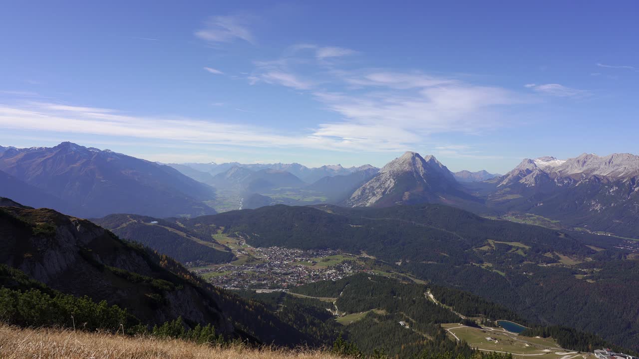 vista panorámica de las montañas de los alpes y seefeld en tirol en otoño desde seefelder joch
