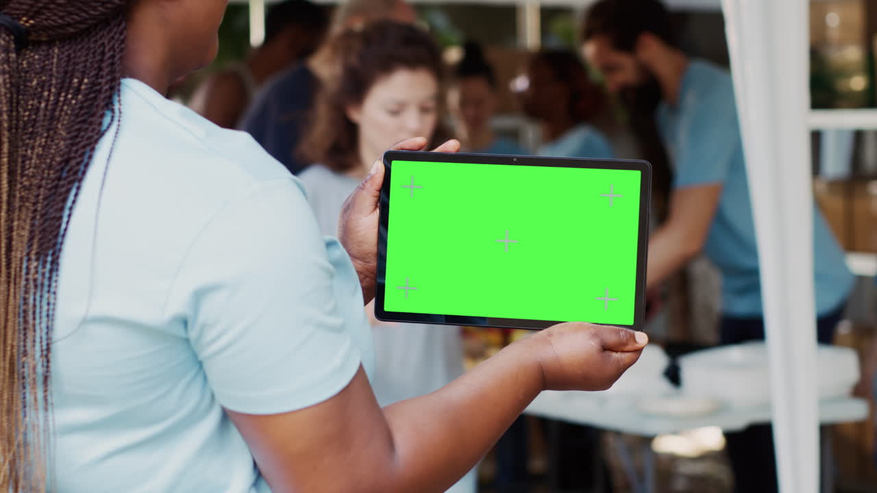 una dama sostiene una tableta con una plantilla de maqueta