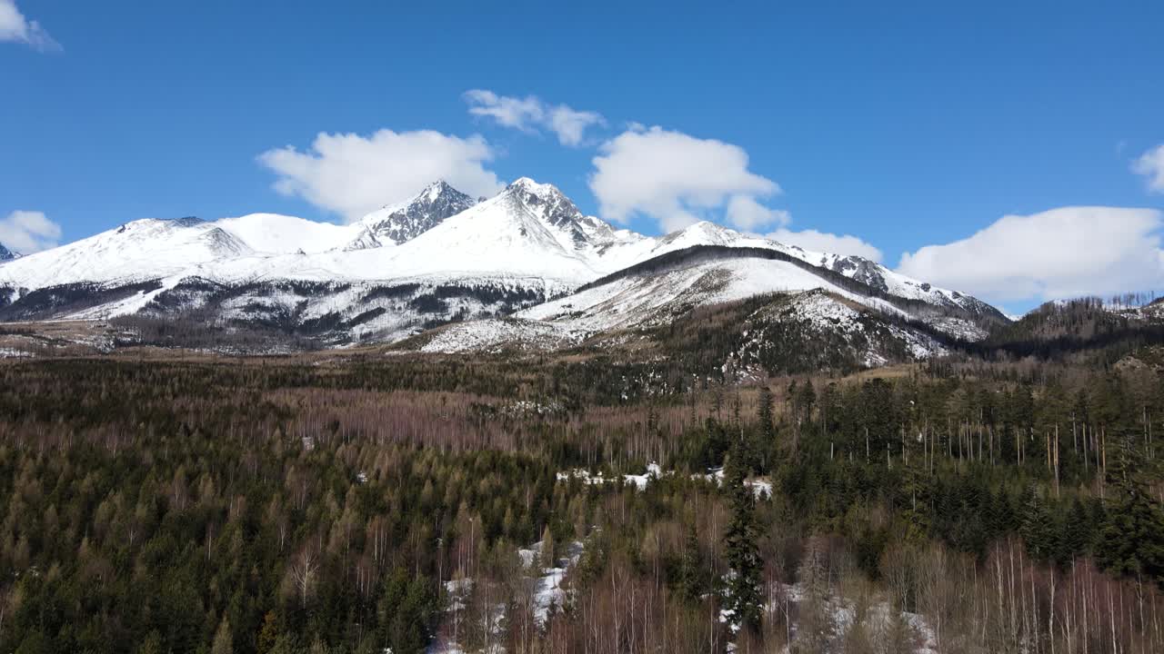 Ripresa con drone scattata a marzo in alta montagna