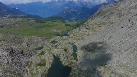 la belleza impresionante de la naturaleza de las montañas de valmalenco en el norte de italia