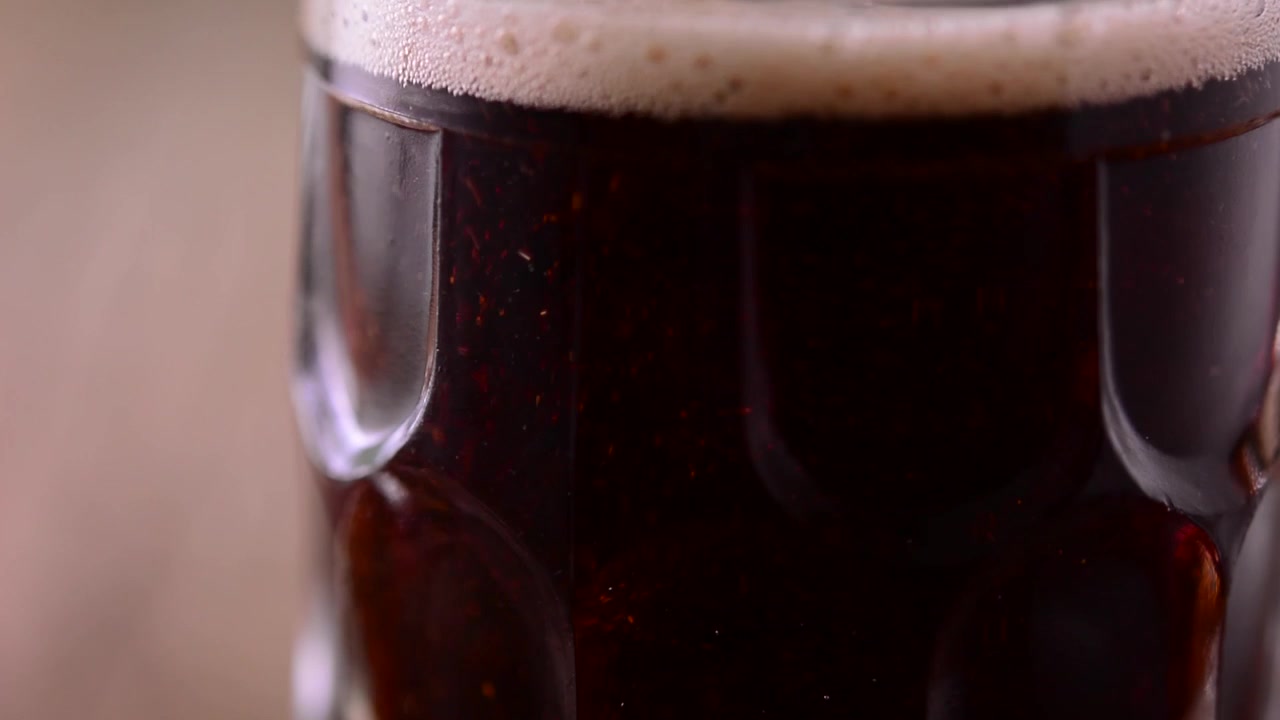 Birra scura versata in un boccale di vetro