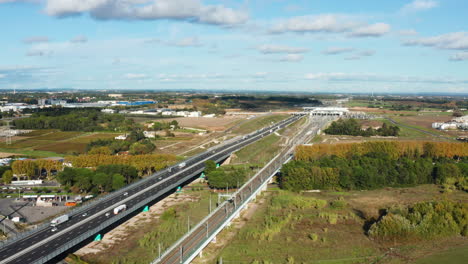 Gare-Sud-De-France-Montpellier-Moderner-Bahnhof-Entlang-Der-Autobahnantenne