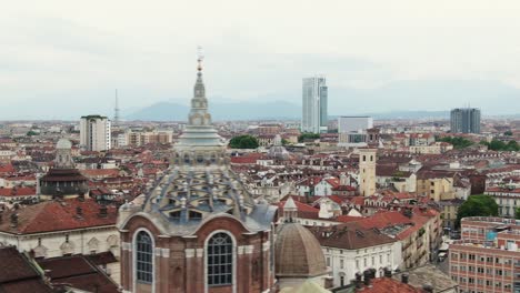 Vista-Aérea-De-La-Torre-De-La-Catedral-De-Turín,-Edificios-Modernos-En-Segundo-Plano.