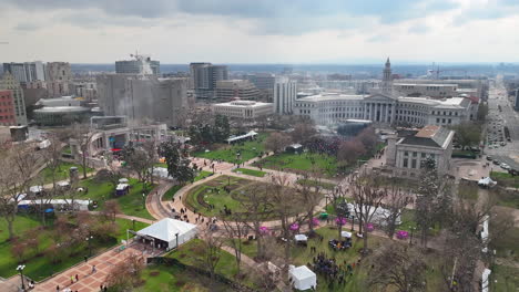 Luftaufnahme-über-Den-Denver-Civic-Center-Park-Während-Des-Regenerate-Music-Festivals