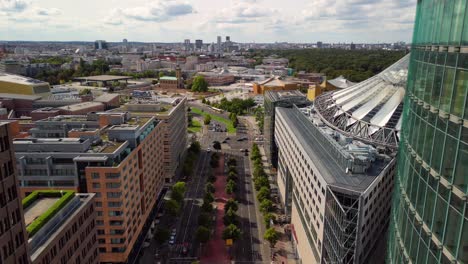 Schöne-Luftaufnahme-Fluggeschwindigkeitsrampe-Hyperlapse-Bewegungsraffer-Zeitraffer-Fliegen-Durch-Drohne-Von-2-Türmen-Wolkenkratzer-Potsdamer-Platz-In-Berlin-Deutschland-Am-Sommertag-2022