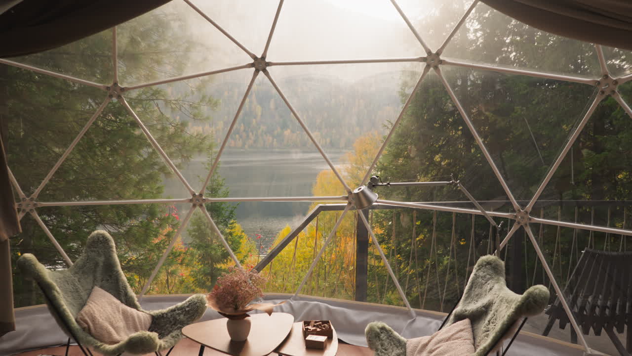 terraza de vidrio con vista al río y la montaña. casa de campo moderna para alquilar con ventanas panorámicas con vistas al denso bosque en un día de otoño con niebla