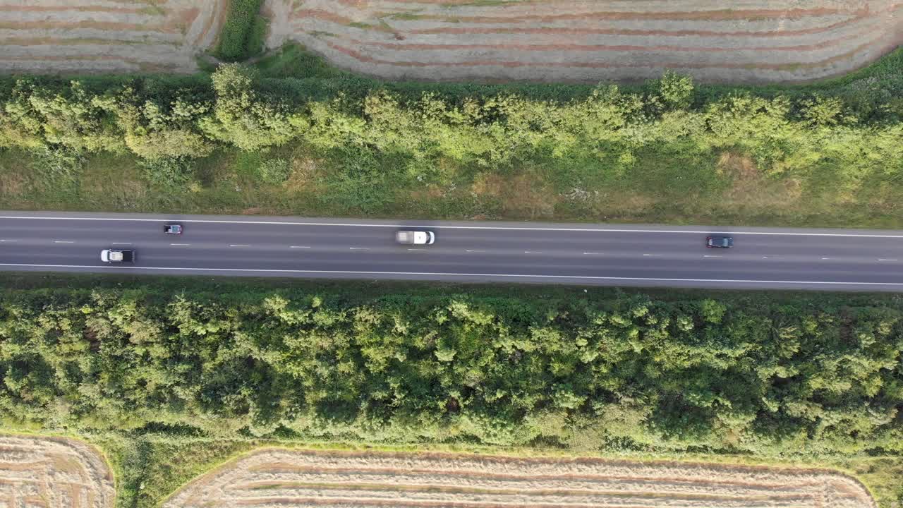 화창한 영국 시골길의 조감도