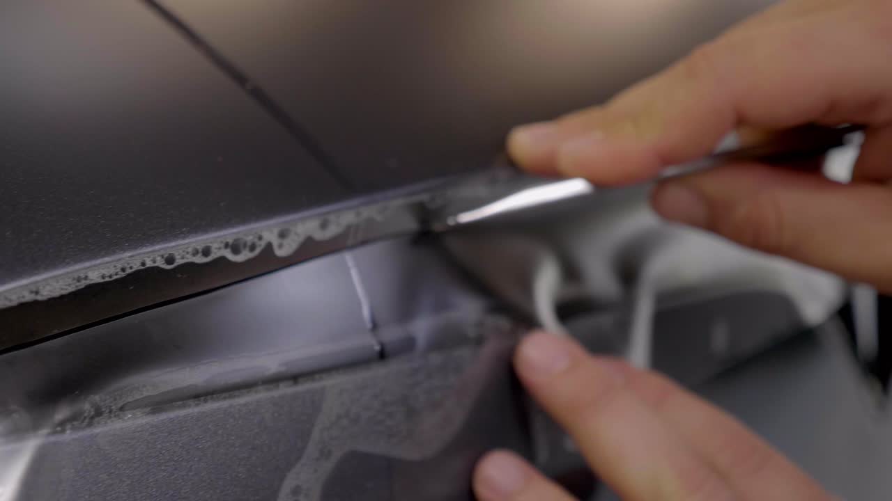 corte de la película de protección de pintura en el exterior del coche