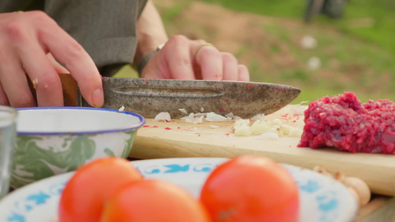 las manos del hombre están cortando ajo para preparar la cena