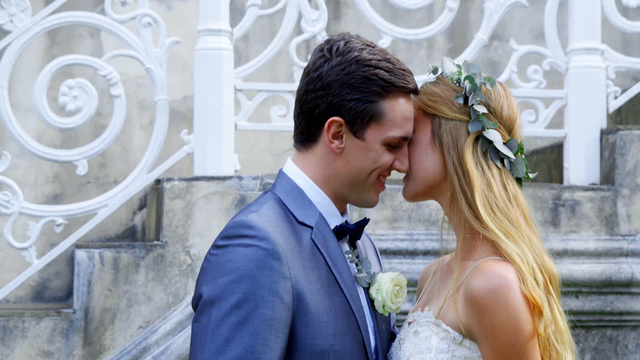 la novia y el novio besándose 4k 4k