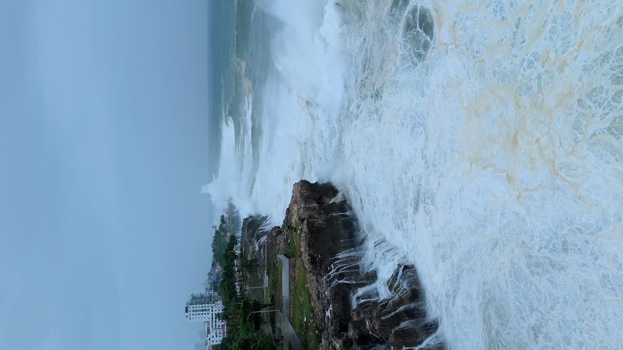 L'uragano Beryl colpisce la costa della Repubblica Dominicana.
