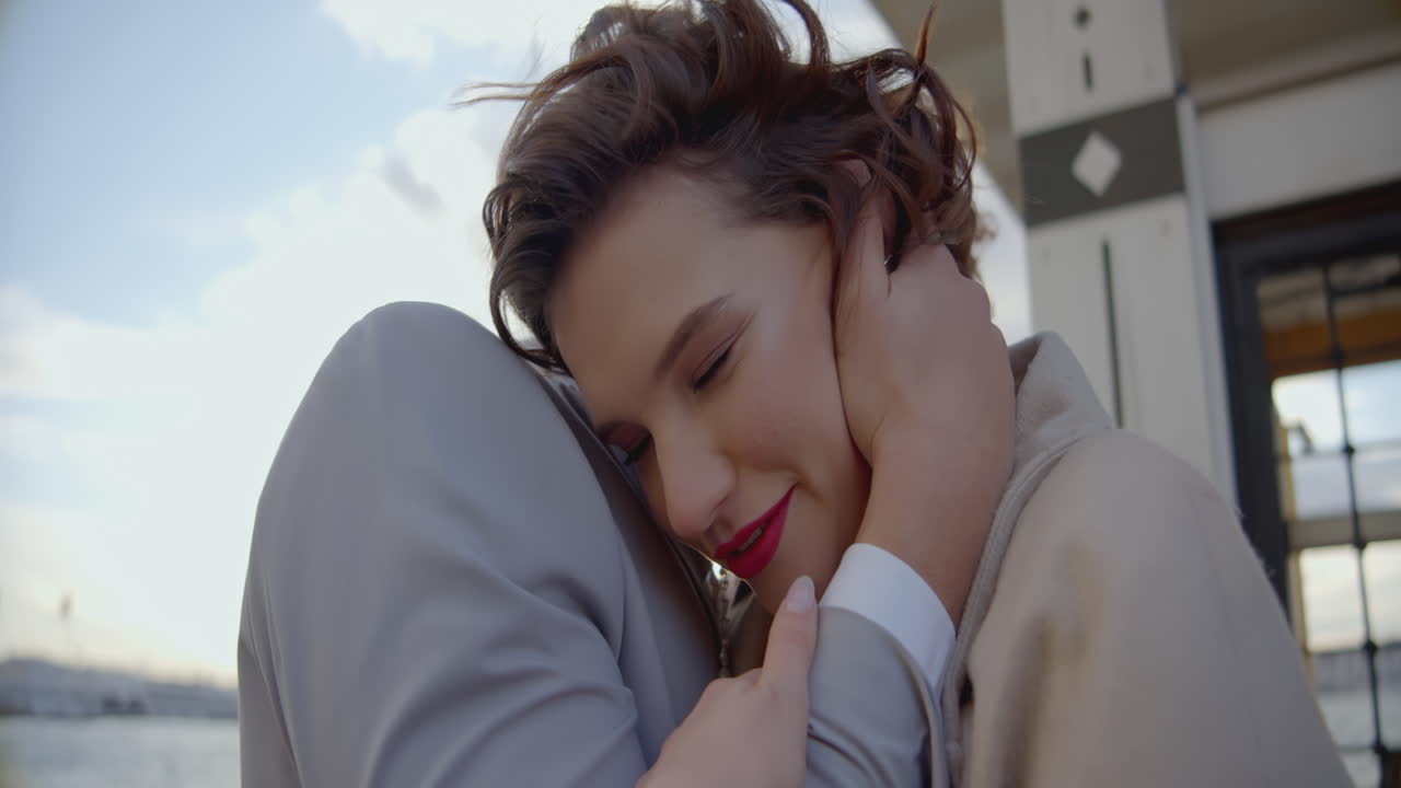 Пара целуется.