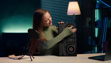 una chica alegre mezclando en los tocadiscos de dj, haciendo tutoriales de producción musical