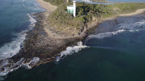 Faro-Point-Cartwright-Y-Tanque-De-Agua-Cerca-De-La-Desembocadura-Del-Río-Mooloolah-En-Queensland,-Australia