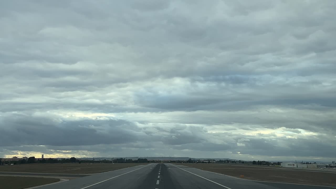 ⁇ 고 구름이 많은 겨울 날에 조종사들이 보는 것과 같은 실시간 이륙