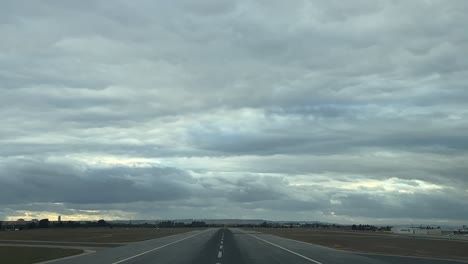 Despegue-En-Tiempo-Real-Visto-Por-Los-Pilotos-En-Un-Día-De-Invierno-Frío-Y-Nublado