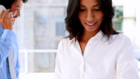 Businesswoman-smiling-and-using-a-smart-watch