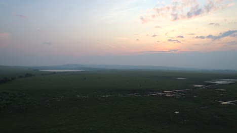 Drone-Vuela-Sobre-La-Estepa-Al-Atardecer