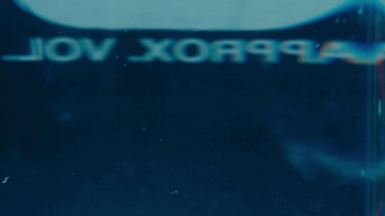 용기 위 에 물 을  ⁇ 고 있는 것