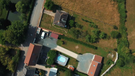vista aérea de casas y propiedades suburbanas europeas