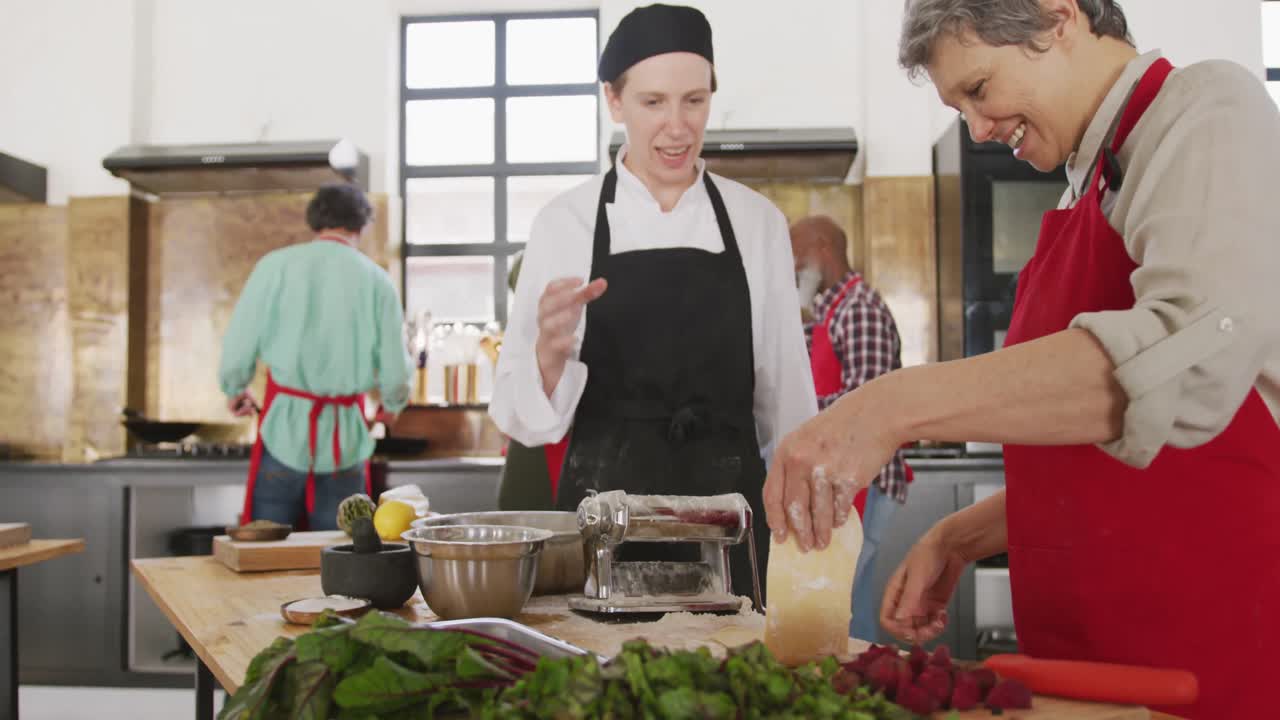 cocineros haciendo pasta