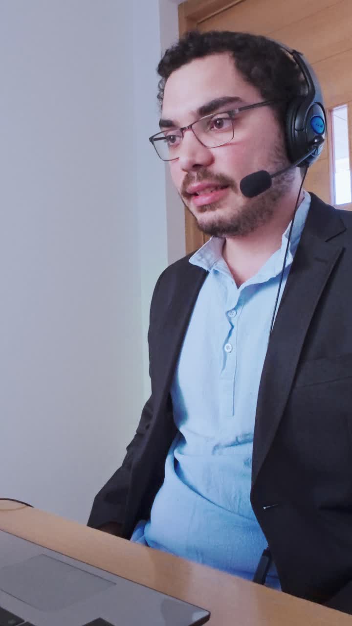 Profesionální muž prezentuje klíčový bod na virtuální schůzce