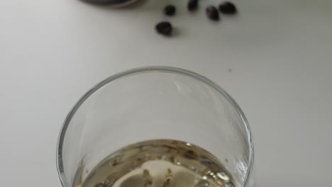 café y vaso vacío en la mesa blanca