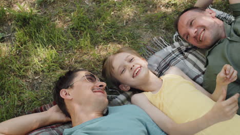 familia moderna relajándose en el parque