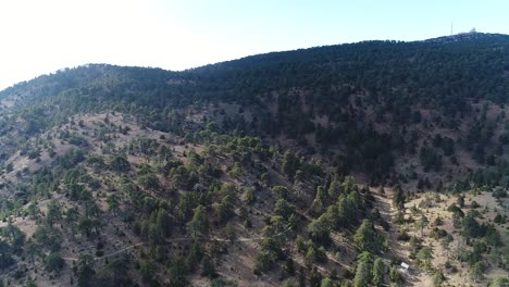 Drohnenaufnahmen-Aus-Der-Luft,-Die-über-Das-Troodos-Gebirge-Auf-Zypern-Fliegen