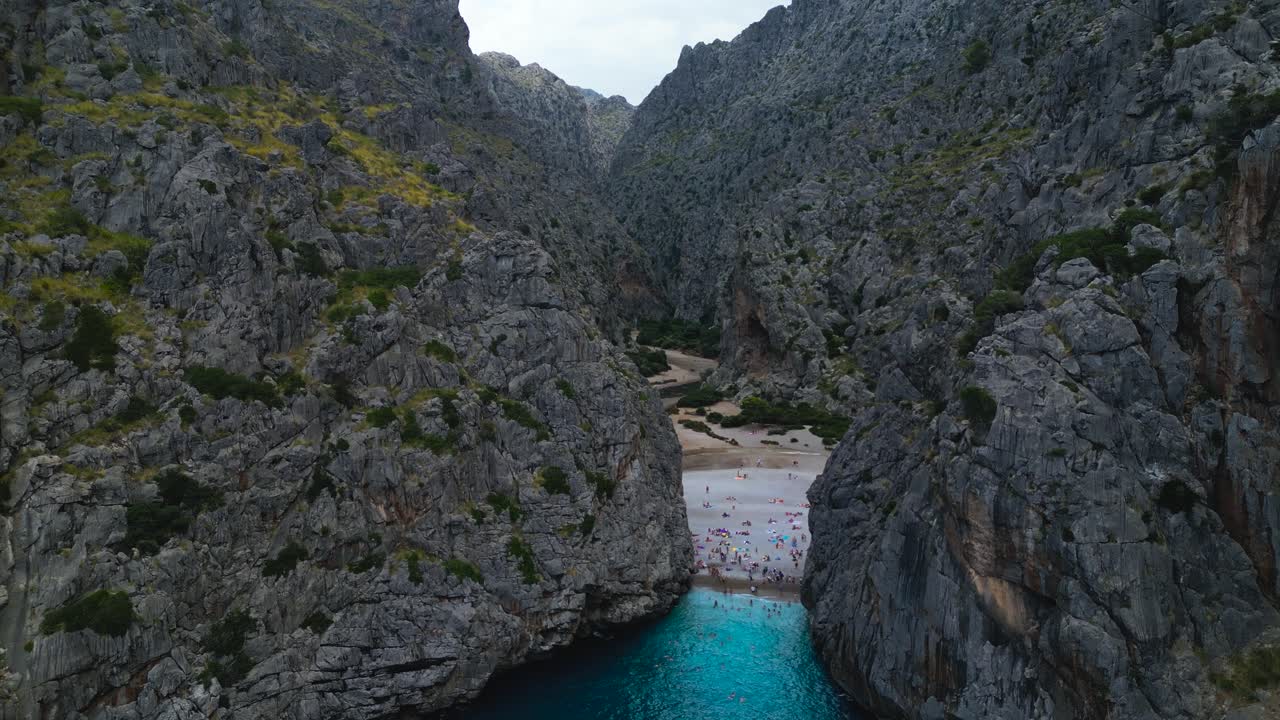 La duplice bellezza di Sa Calobra a Maiorca. La strada estremamente tortuosa e la spettacolare gola del Torrent de Pareis dove incontra il mare, entrambe incastonate tra i monti della Serra de Tramuntana