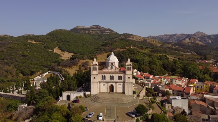 Ripresa aerea introduttiva in avvicinamento alla chiesa di Santa Maria della Neve a Cuglieri